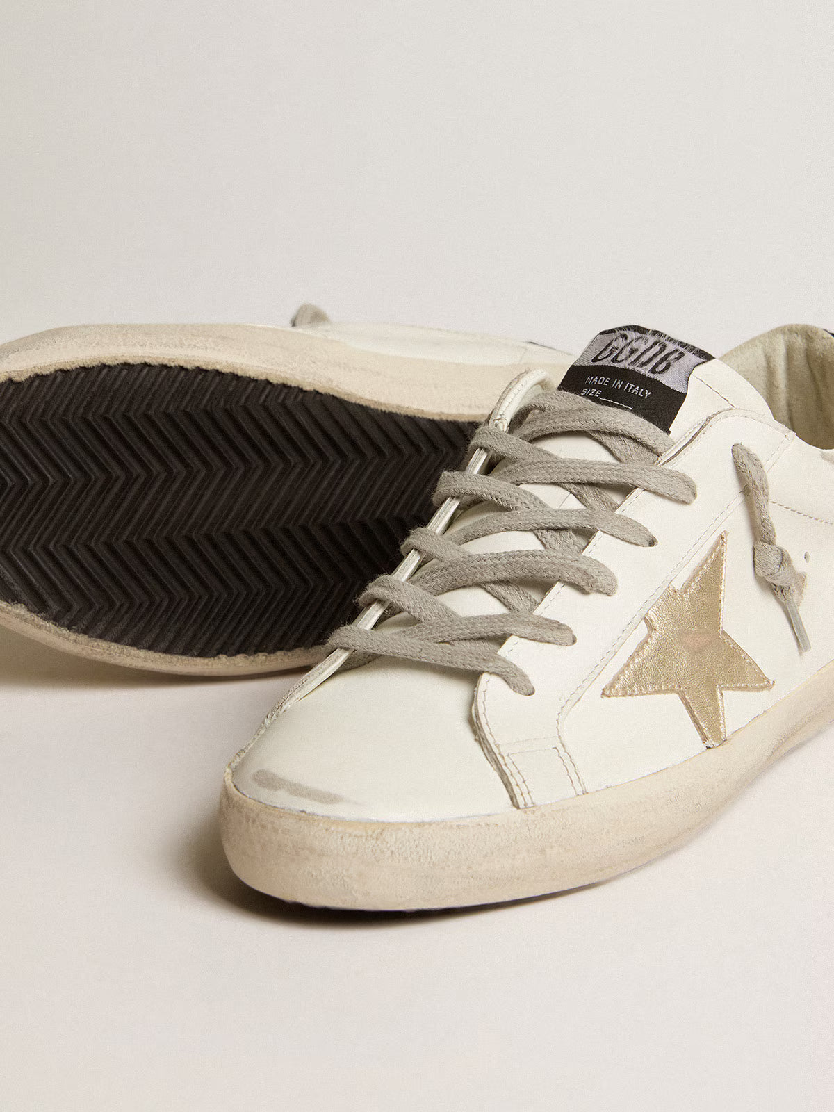 Super-Star avec étoile dorée et contrefort à paillettes noires