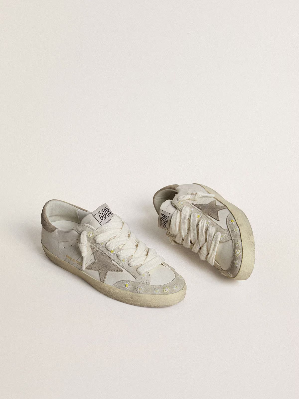 Super-Star LTD pour femme avec étoile et contrefort en cuir velours beige et broderies florales