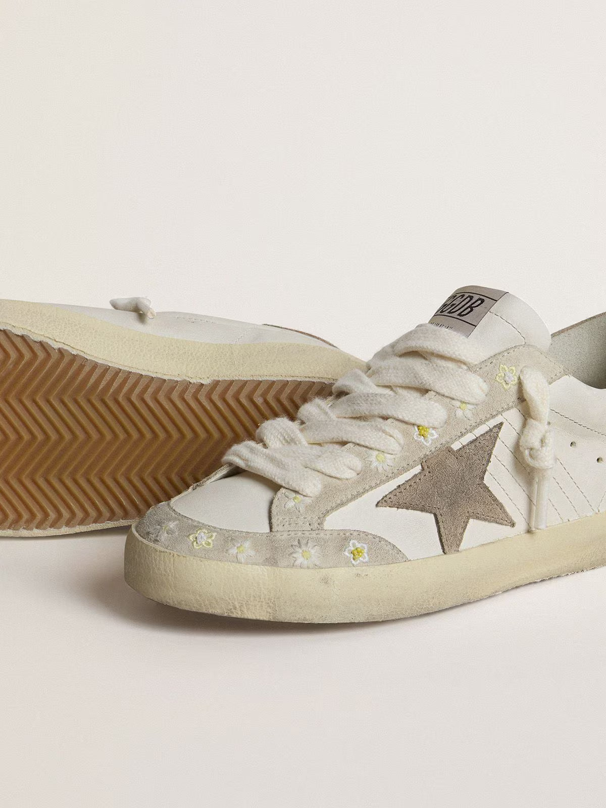 Super-Star LTD pour femme avec étoile et contrefort en cuir velours beige et broderies florales