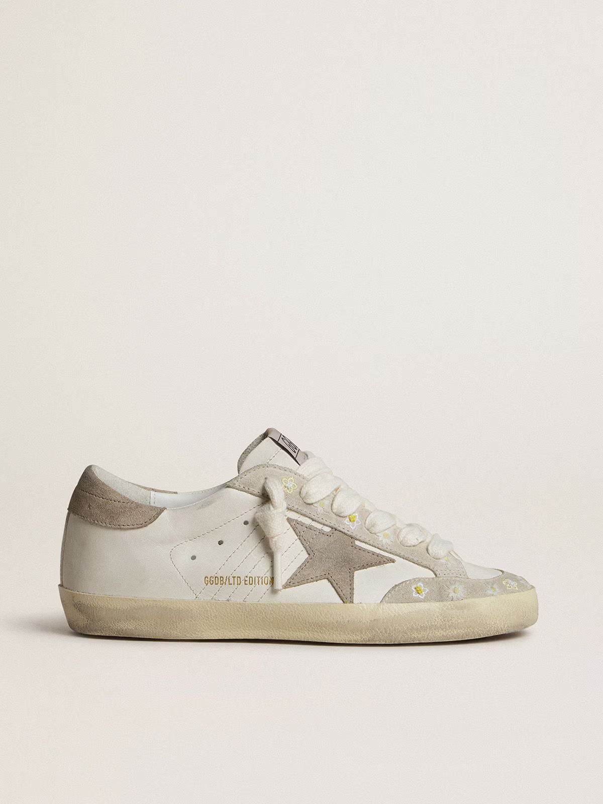 Super-Star LTD pour femme avec étoile et contrefort en cuir velours beige et broderies florales